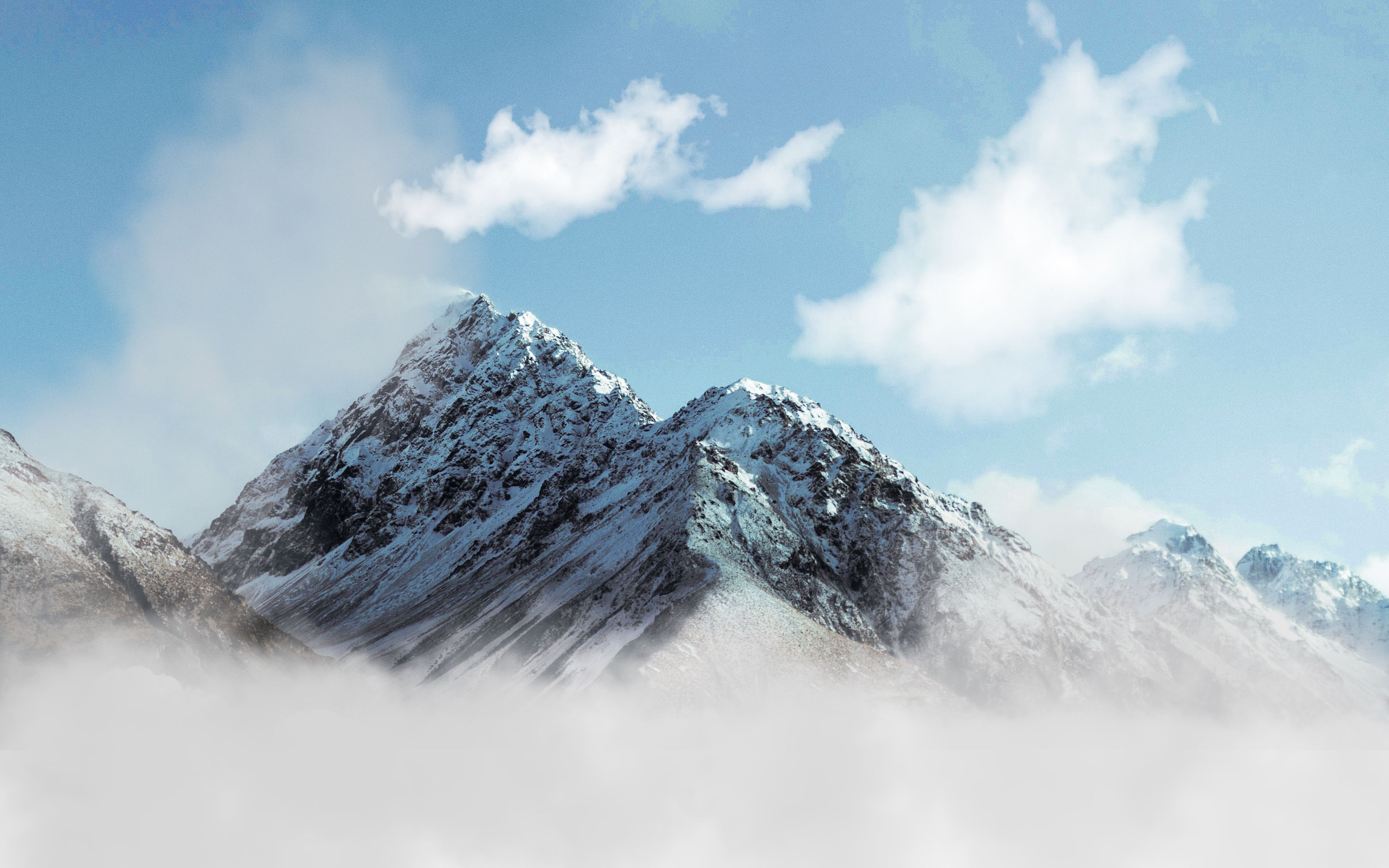 Cime innevate sopra le nuvole