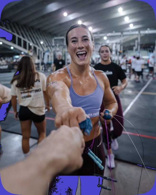 Atleta e coach si danno il pugno dopo l’allenamento in palestra